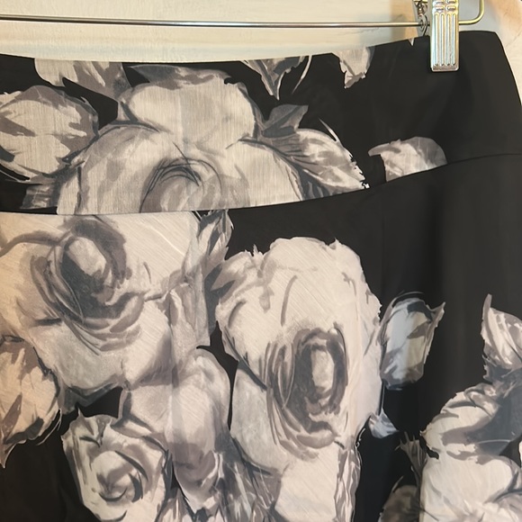 Black and white skirt - Picture 2 of 4